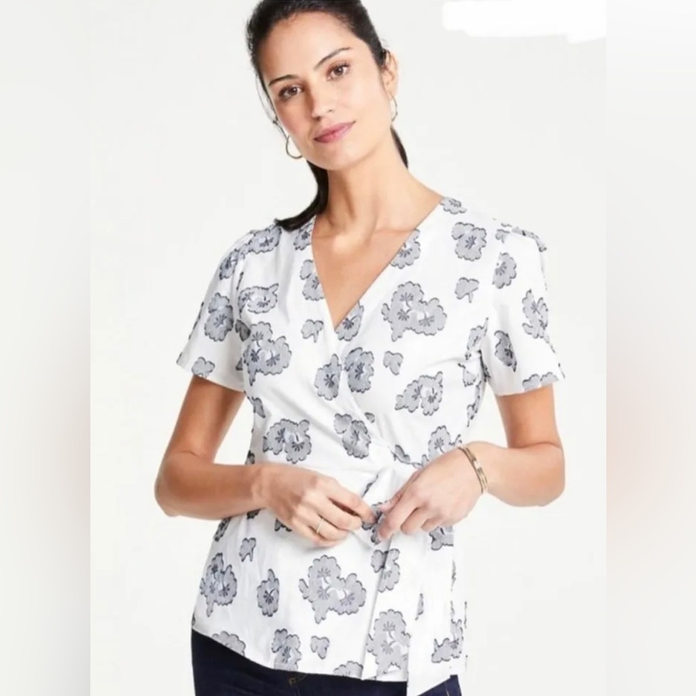 Ann Taylor Black White Floral Wrap Top Short Sleeve Clean Girl Neutral Preppy